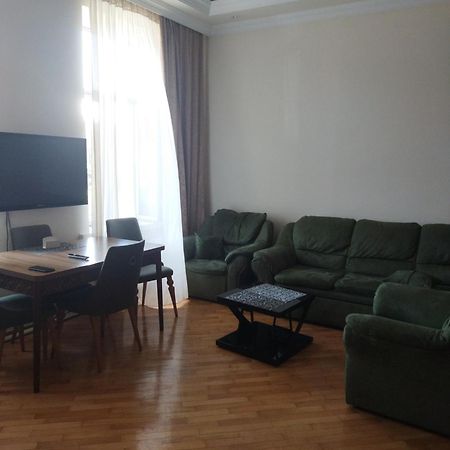 Апартамент На Абашидзе Batumi Esterno foto